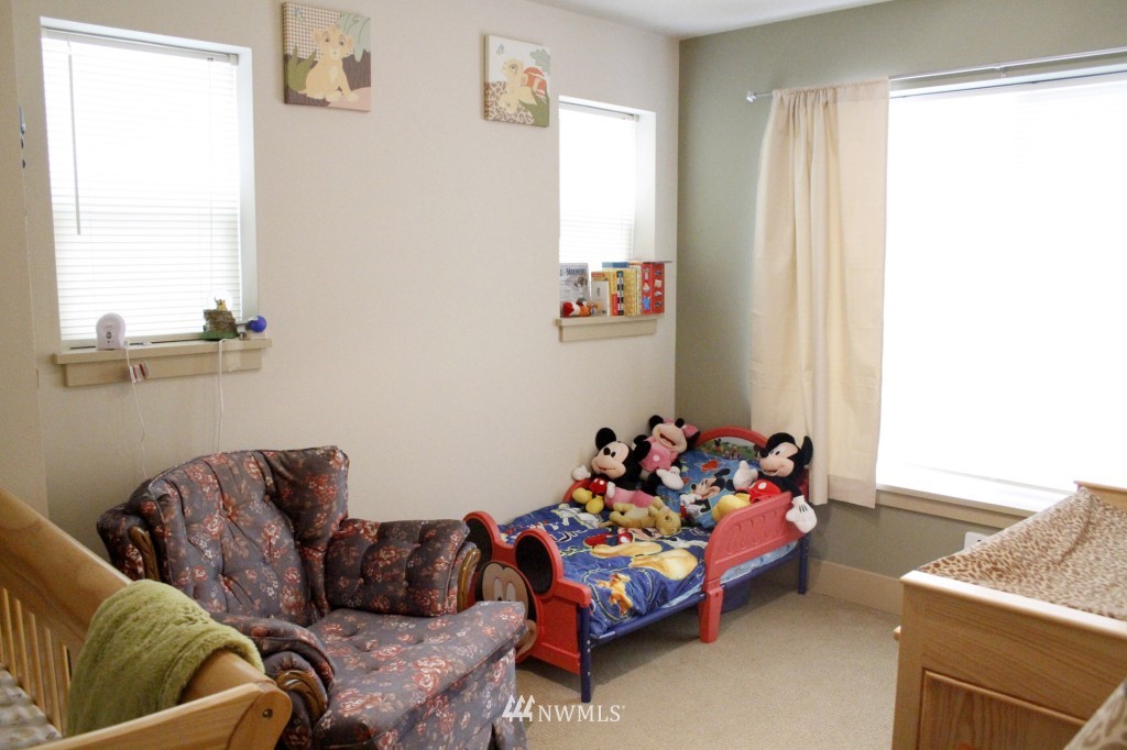 933 North 98th Street, Unit A Seattle, WA 98103 - Photo 4 of 13 Gallery Image 4