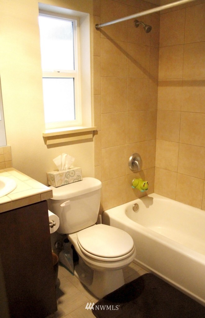 933 North 98th Street, Unit A Seattle, WA 98103 - Photo 8 of 13 Gallery Image 8