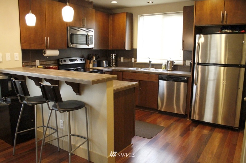 933 North 98th Street, Unit A Seattle, WA 98103 - Photo 9 of 13 Gallery Image 9