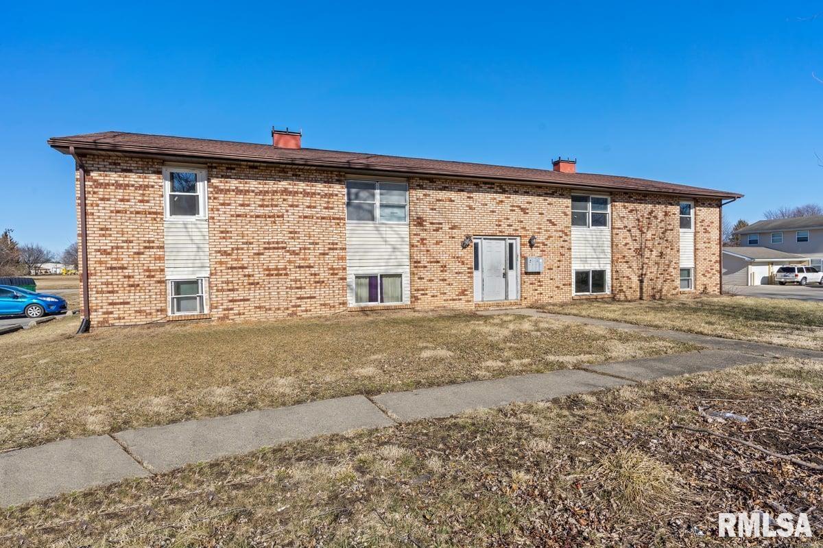 2112 Bradley Court Springfield, IL 62703 - Photo 1 of 25 Gallery Image 1