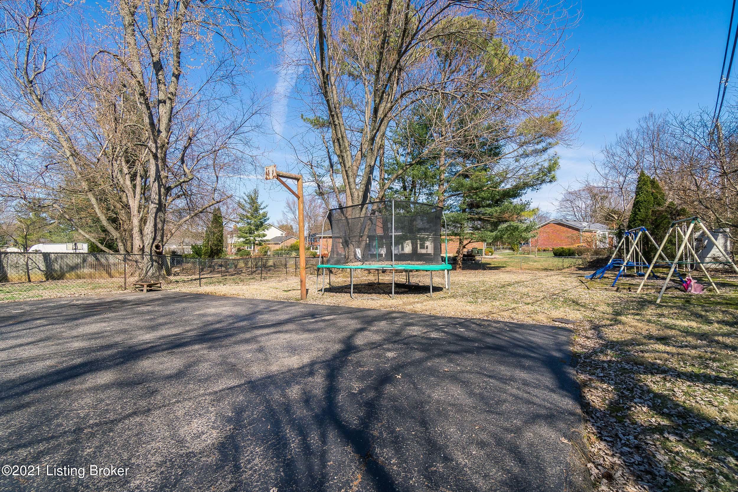 907 Moser Road Louisville, KY 40223 - Photo 13 of 59 907 Moser Rd-13