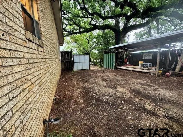 a view of a backyard