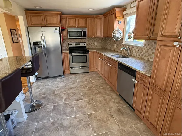 $559,000 | 373 Port Avenue, Ronkonkoma, NY 11779