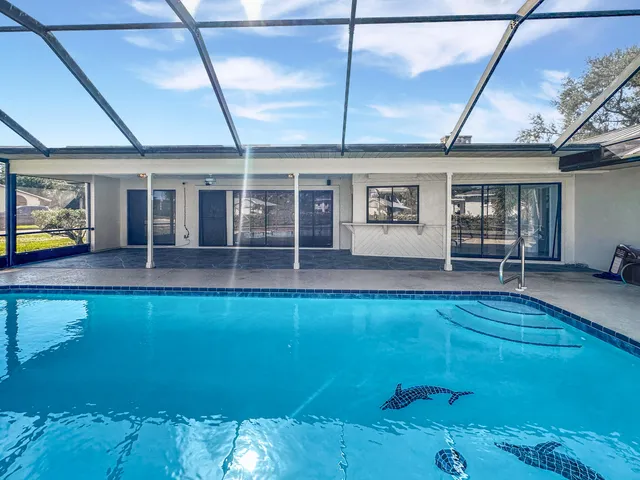 a view of a backyard