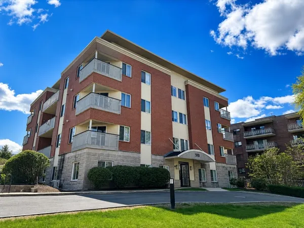 $2,098,000 | 310 Hammond Pond Parkway, Unit 401, Chestnut Hill, MA 02467