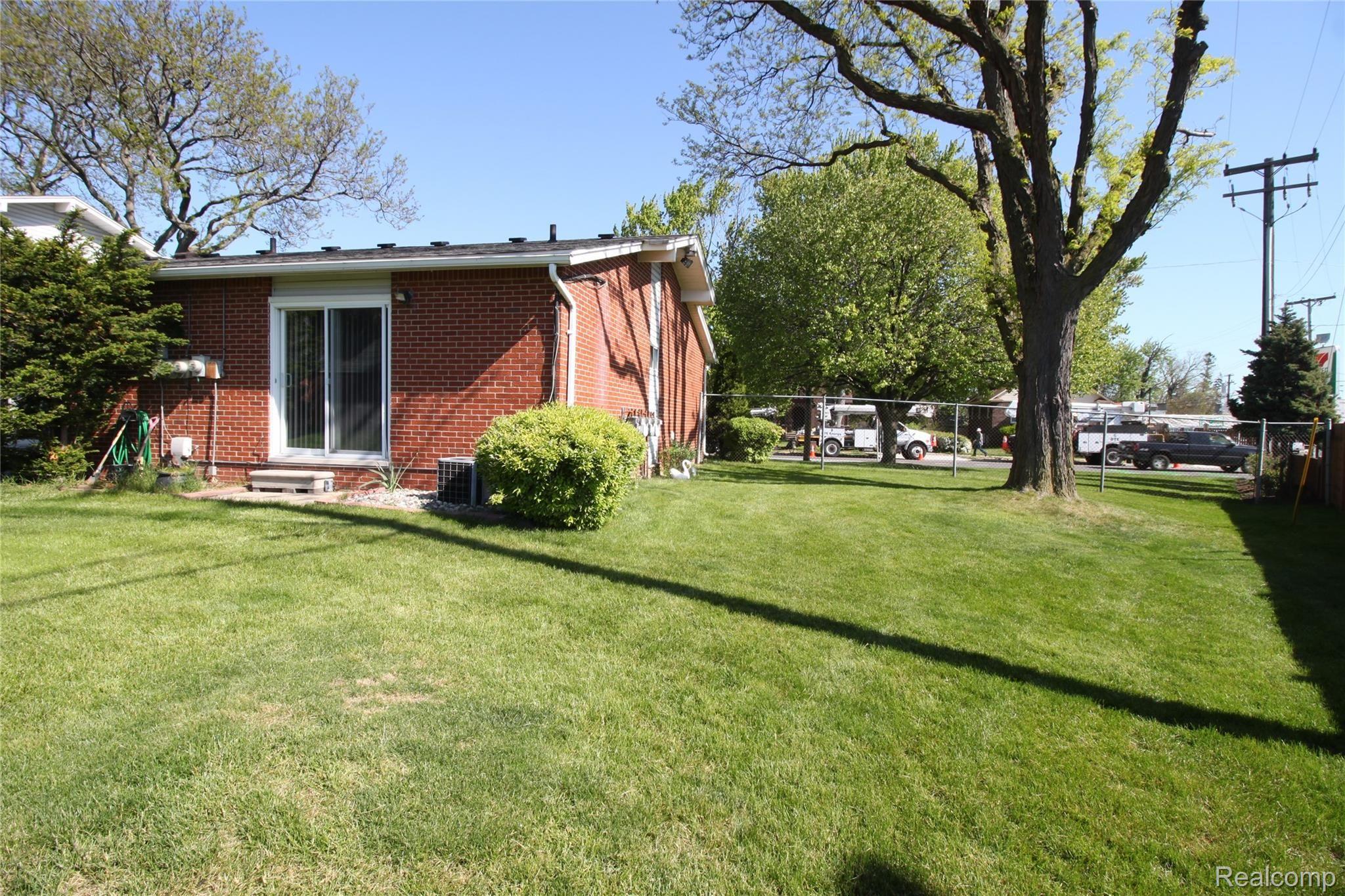 18030 Martin Road Roseville, MI 48066 - Photo 22 of 23 IMG_3994.JPG