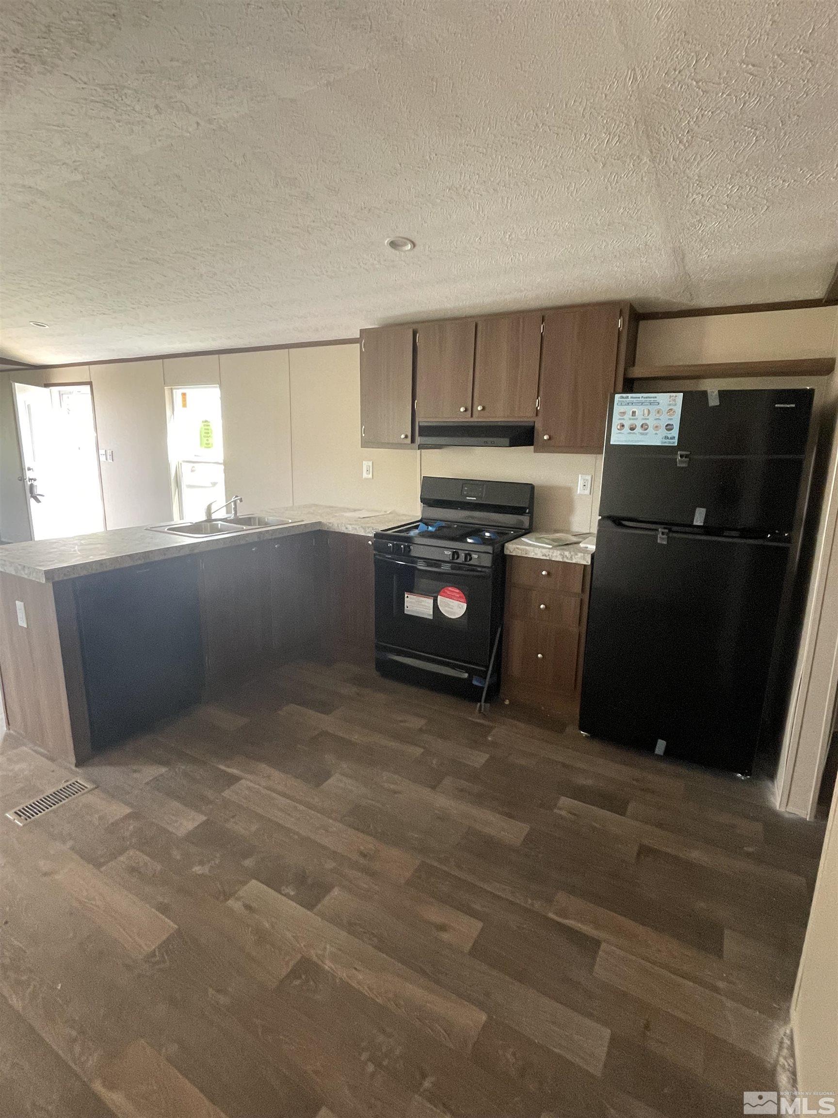 2000 Auction Road, Unit 6 Fallon, NV 89406 - Photo 4 of 7 a kitchen with refrigerator and window
