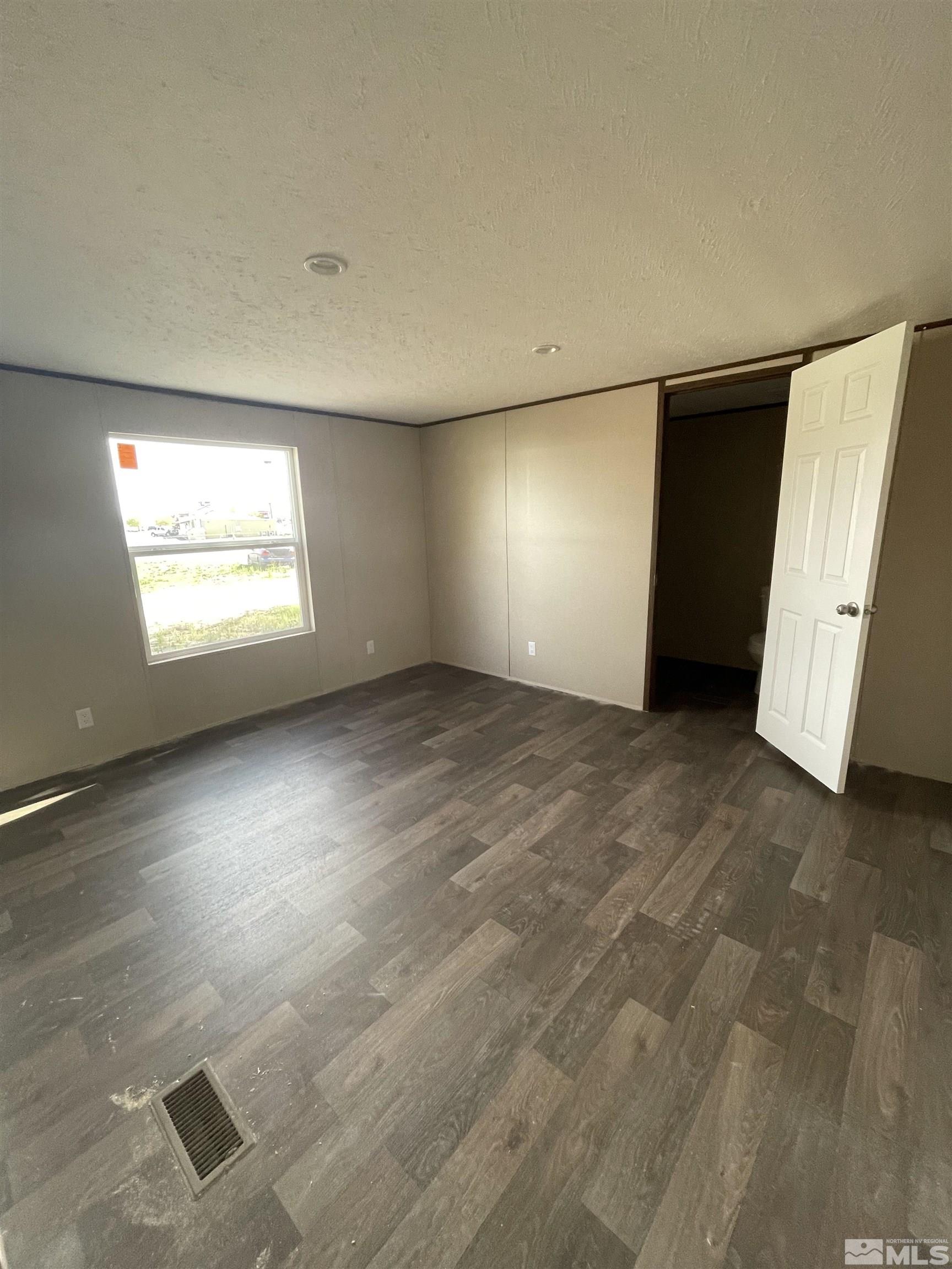 2000 Auction Road, Unit 6 Fallon, NV 89406 - Photo 7 of 7 an empty room with windows and closet