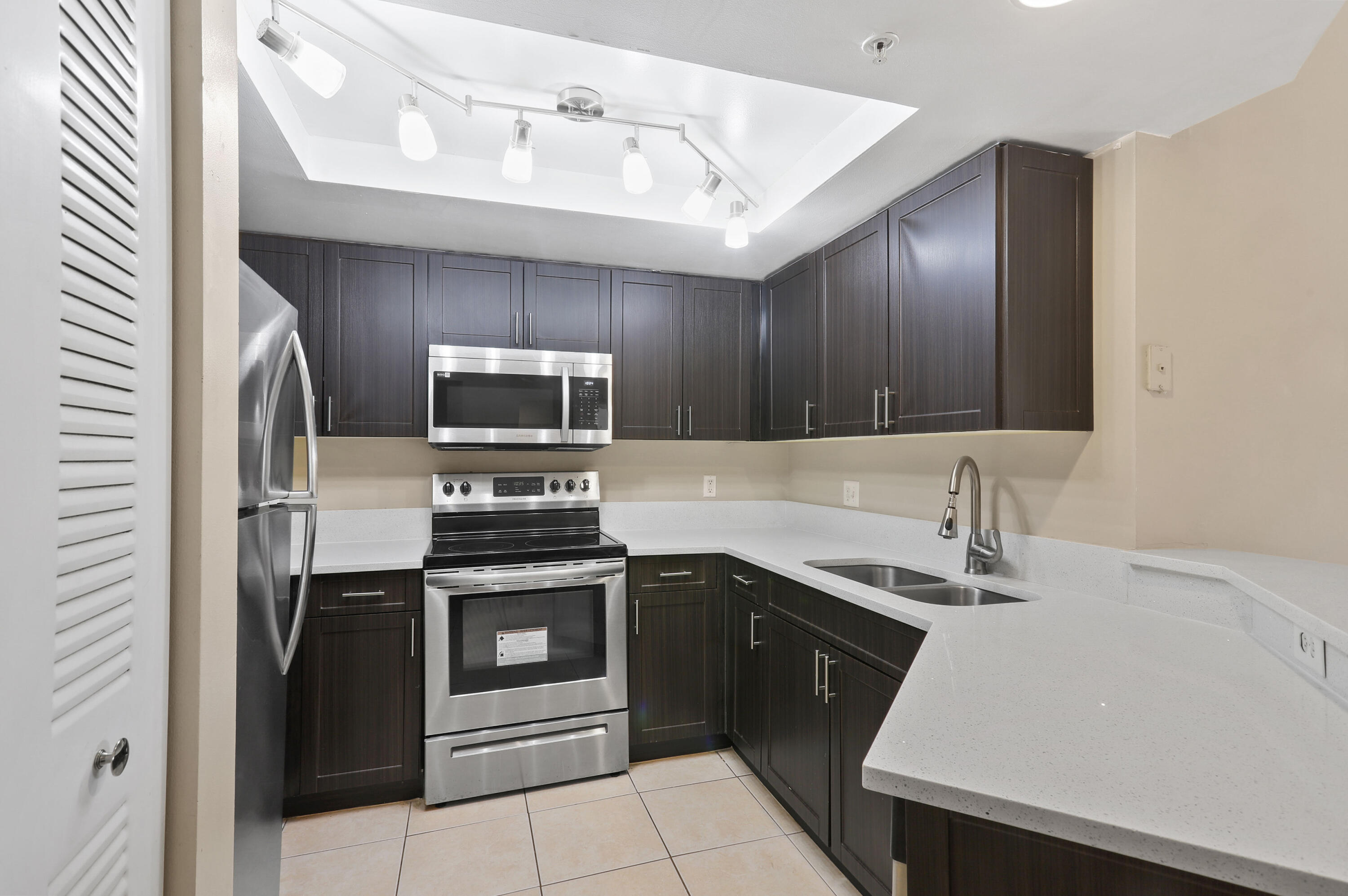 4159 Haverhill Road, Unit 1319 West Palm Beach, FL 33417 - Photo 6 of 26 4159NHaverhillRd#1319(10)