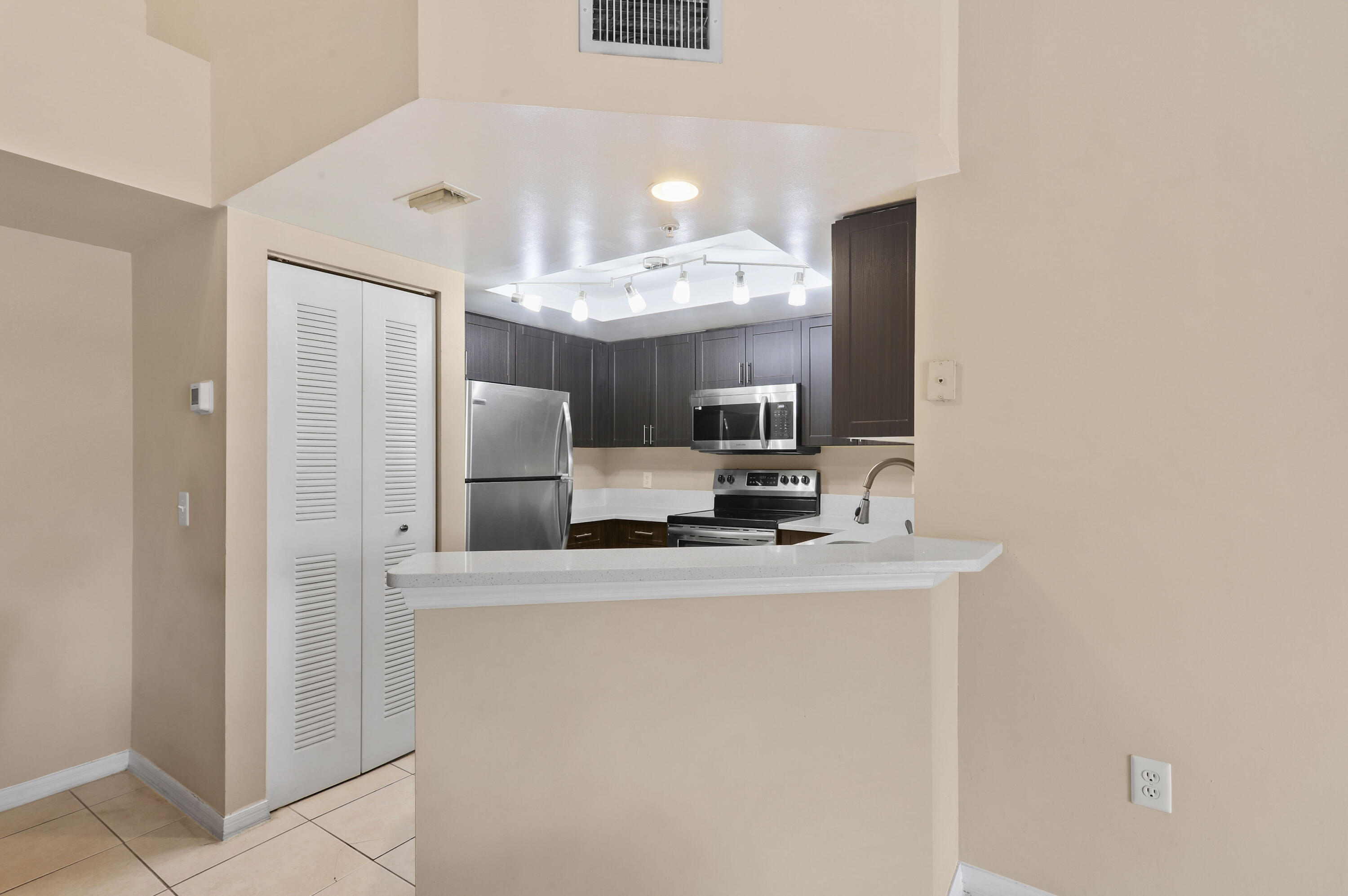 4159 Haverhill Road, Unit 1319 West Palm Beach, FL 33417 - Photo 7 of 26 4159NHaverhillRd#1319(9)