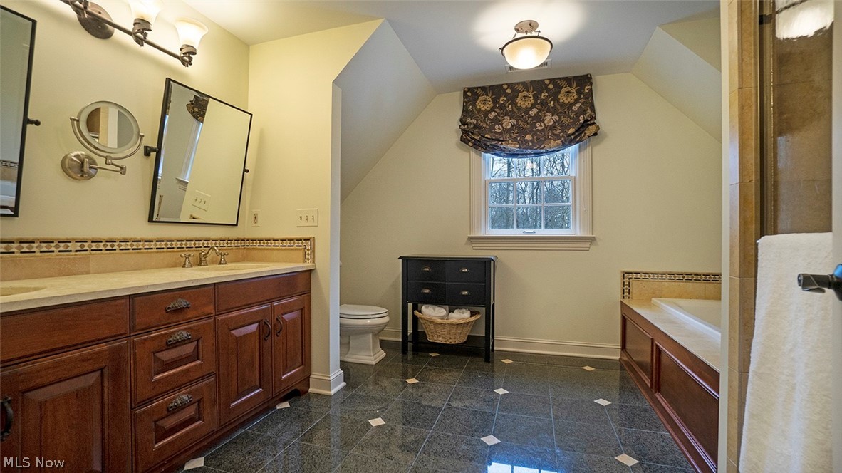 33700 Woodleigh Road Cleveland, OH 44124 - Photo 23 of 35