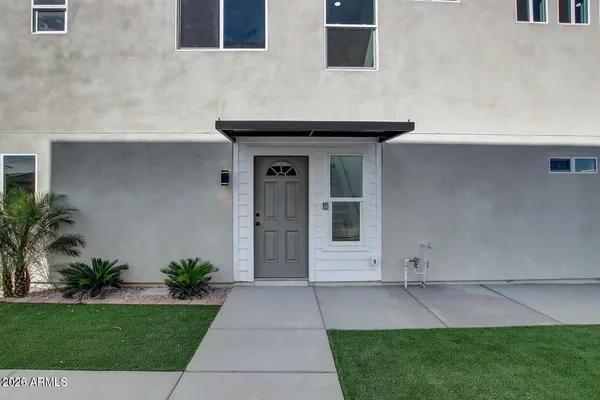 a view of a back yard
