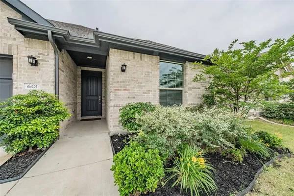 $345,000 | 601 Bethpage Drive, Red Oak, TX 75154