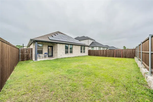 $345,000 | 601 Bethpage Drive, Red Oak, TX 75154