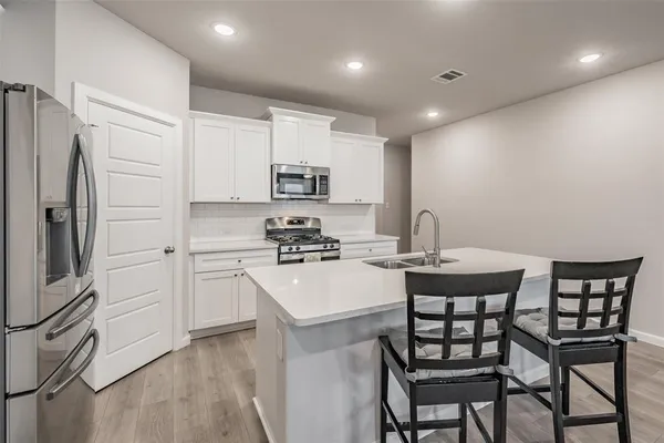 $345,000 | 601 Bethpage Drive, Red Oak, TX 75154
