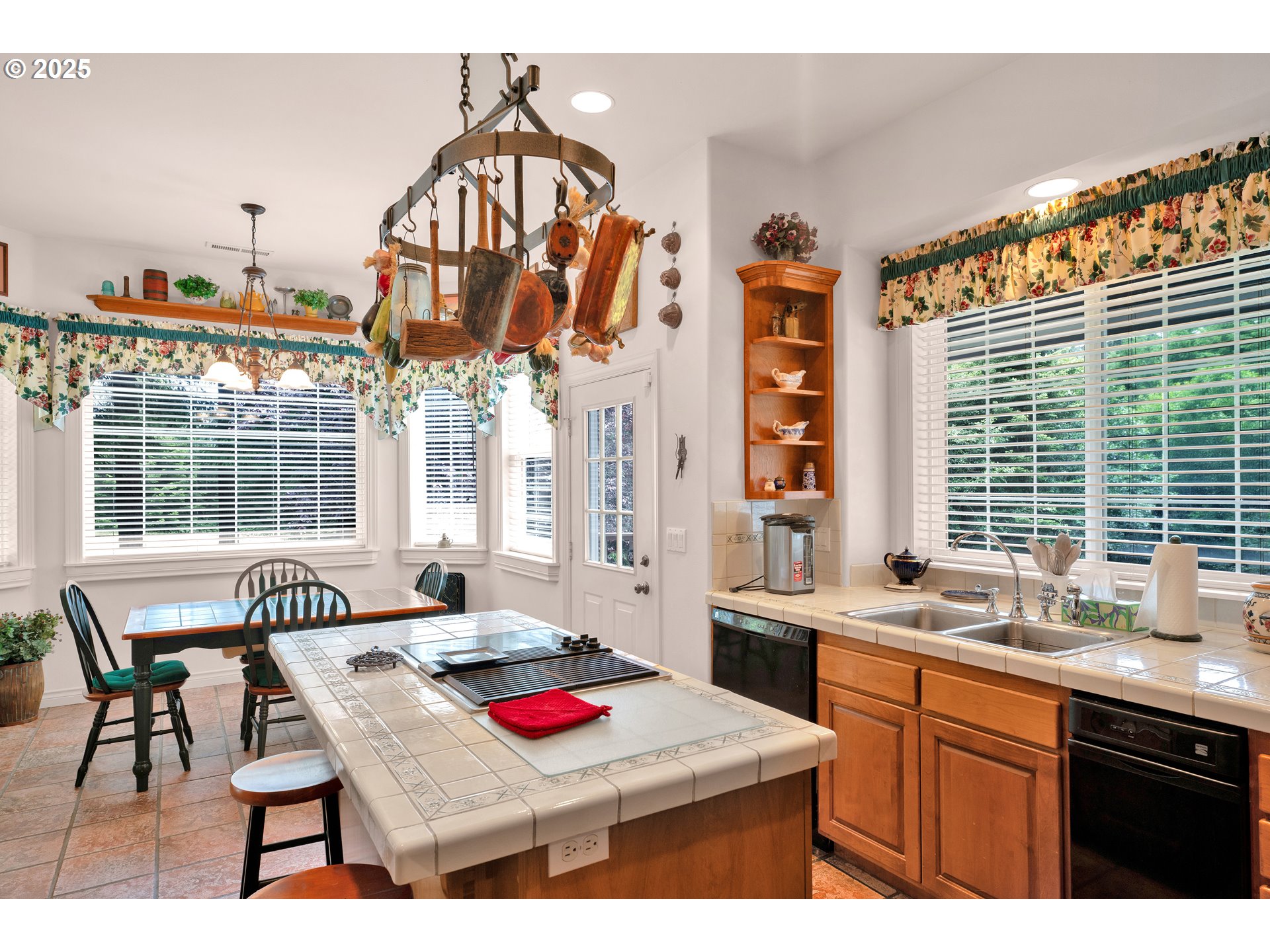 83485 Clear Lake Road Florence, OR 97439 - Photo 18 of 47 a kitchen that has a table and chairs in it