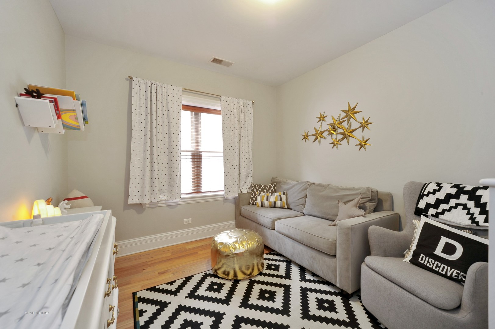 3933 North Marshfield Avenue, Unit 2S Chicago, IL 60613 - Photo 13 of 17 a living room with furniture and a couch