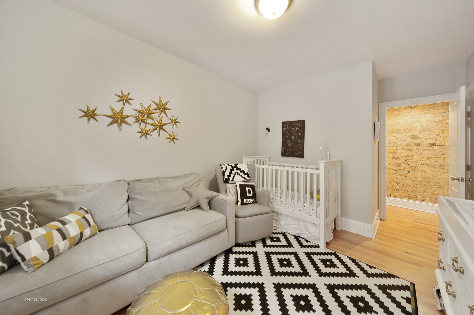 3933 North Marshfield Avenue, Unit 2S Chicago, IL 60613 - Photo 14 of 17 a living room with furniture