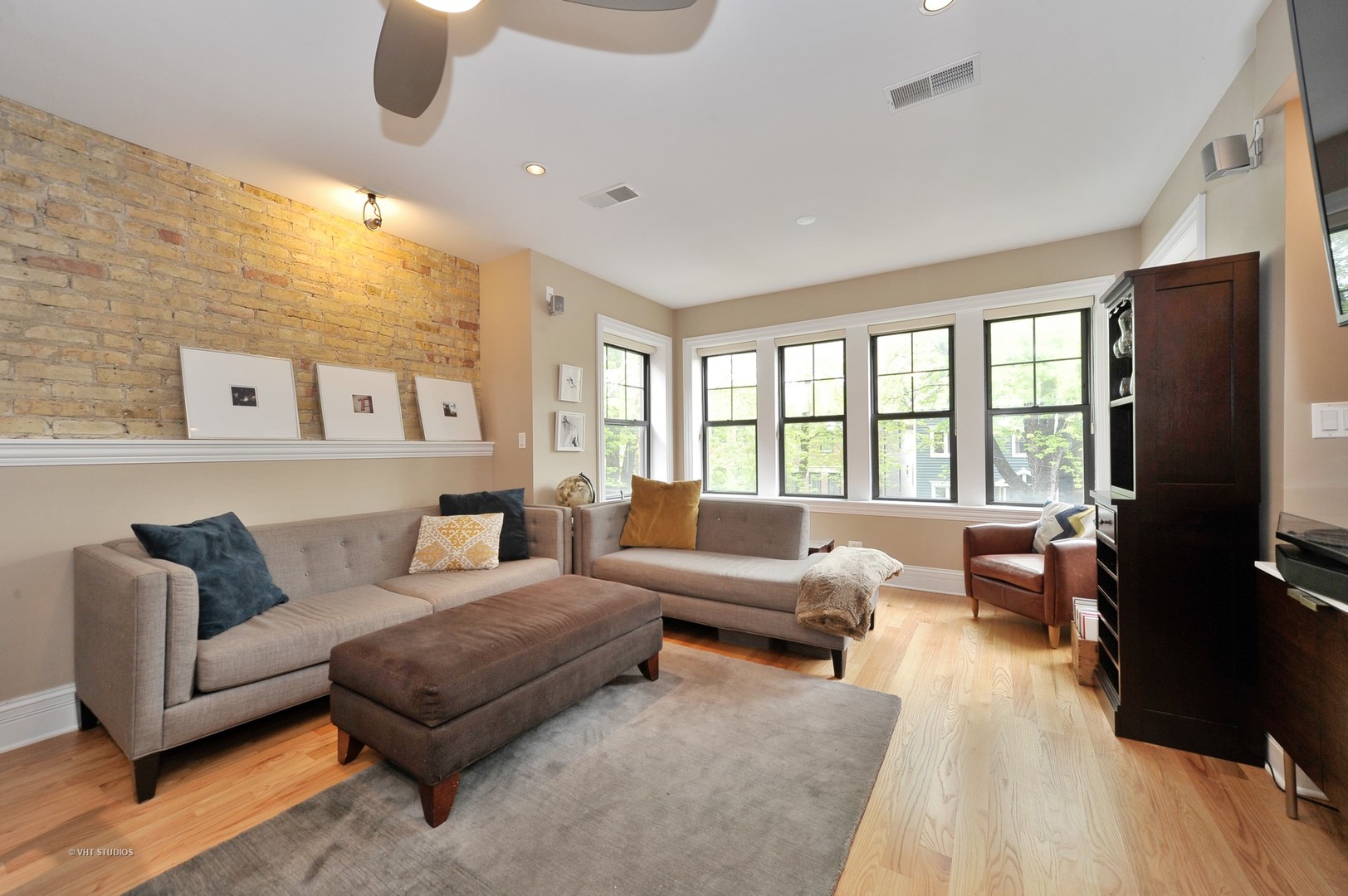 3933 North Marshfield Avenue, Unit 2S Chicago, IL 60613 - Photo 2 of 17 a living room with furniture and a flat screen tv
