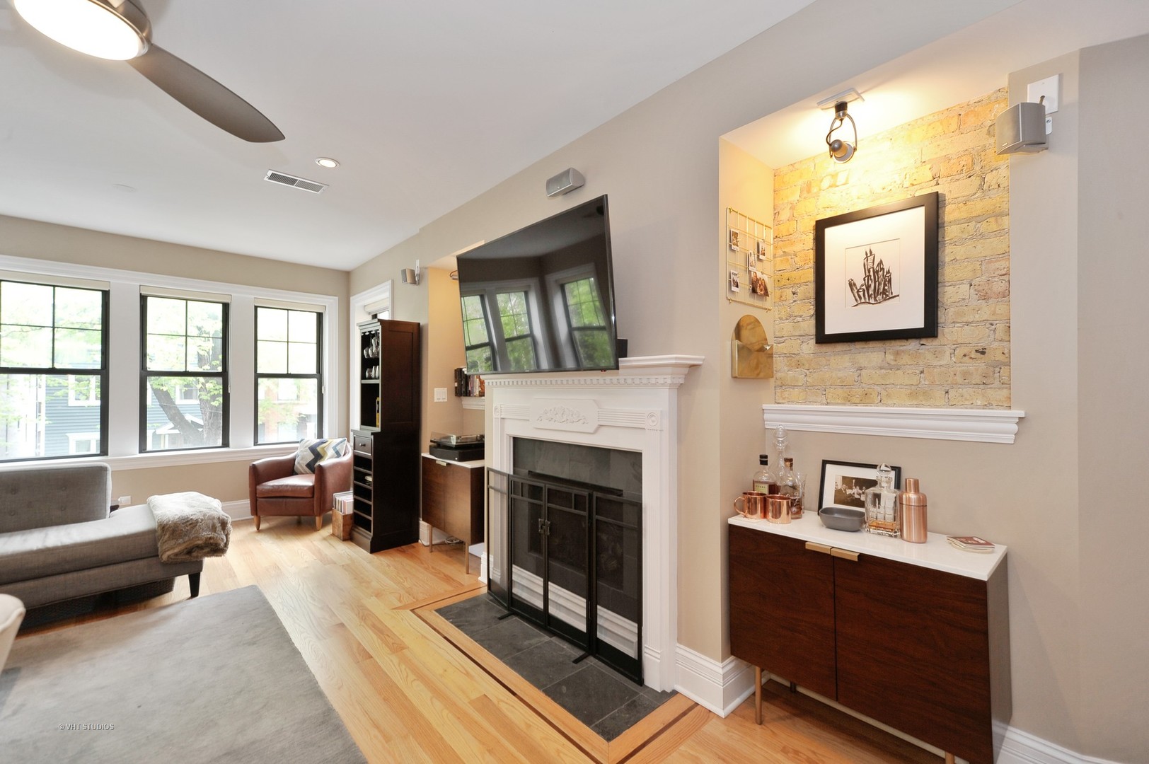3933 North Marshfield Avenue, Unit 2S Chicago, IL 60613 - Photo 3 of 17 a living room with furniture and a fireplace