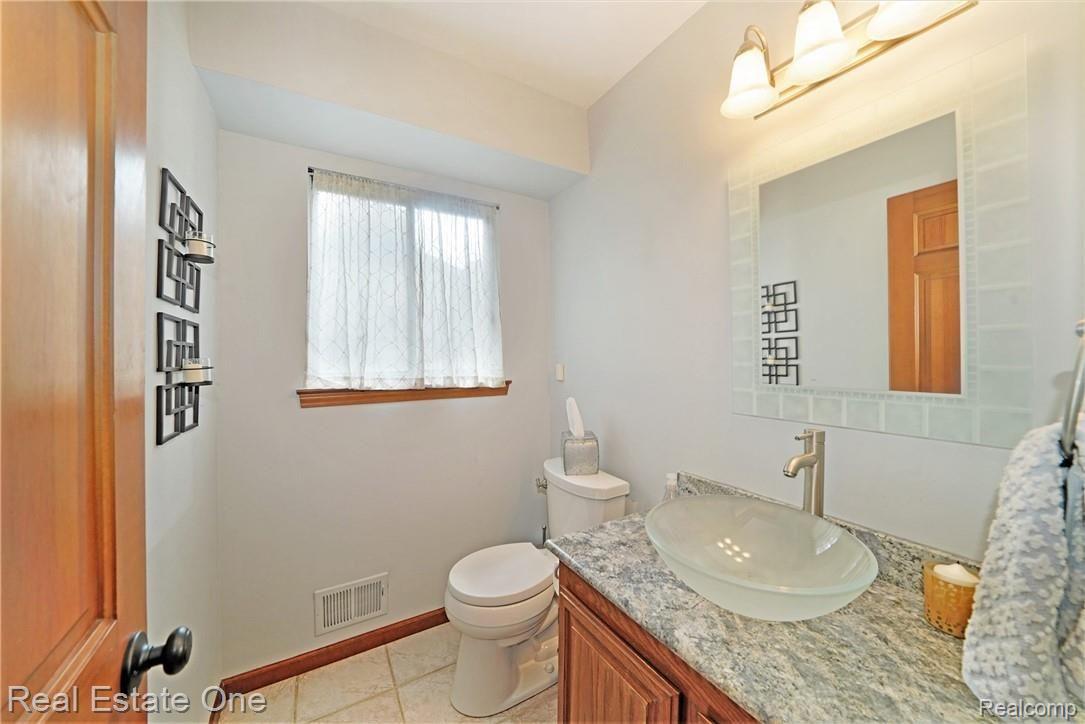1359 Springwood Lane Rochester, MI 48309 - Photo 12 of 48 11.jpg