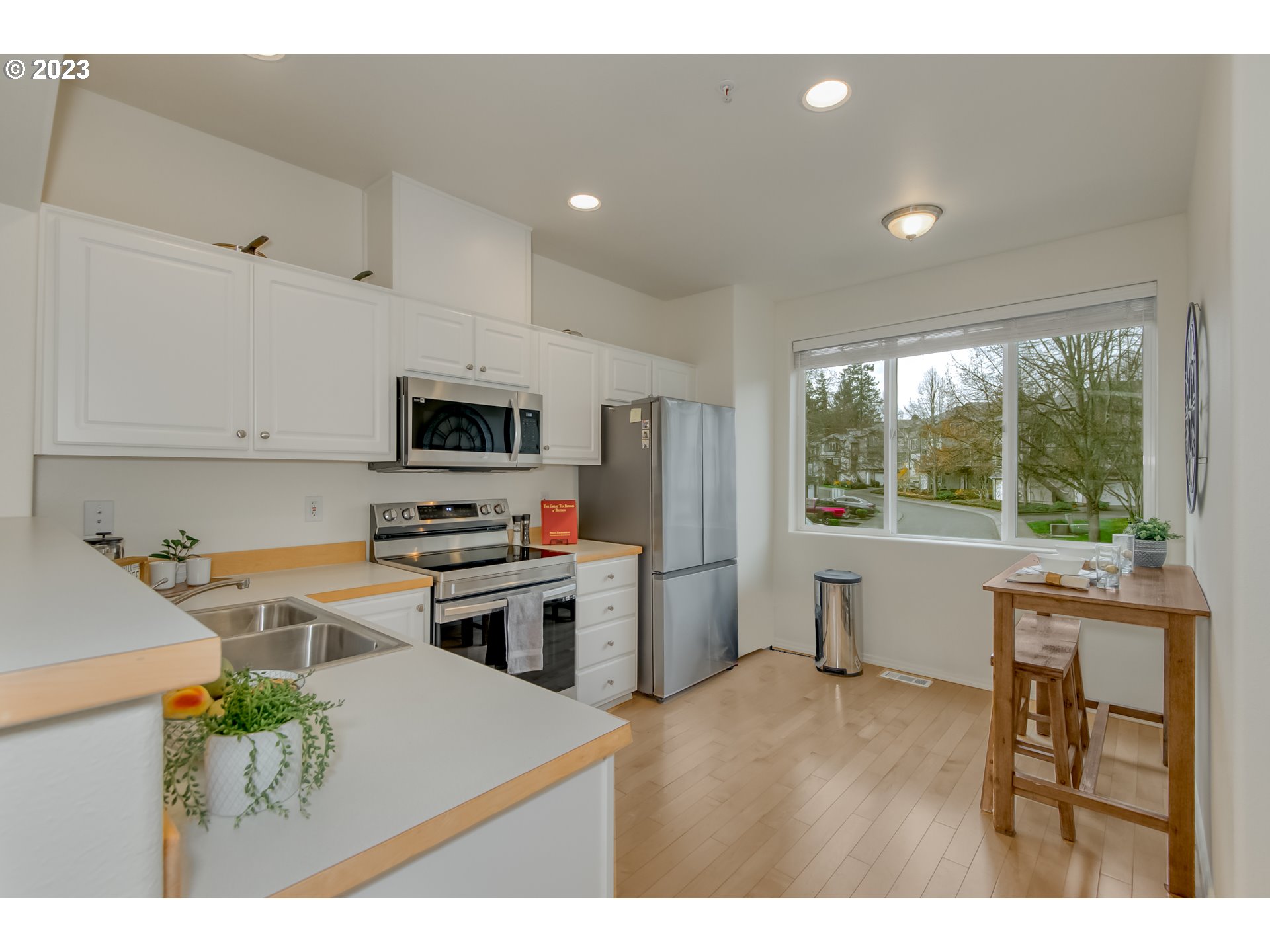 13780 Southwest Scholls Ferry Road, Unit 103 Beaverton, OR 97007 - Photo 9 of 22 Kitchen