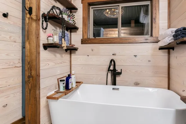 $1,999,000 | 100 Five Star Trail, Fredericksburg, TX 78624