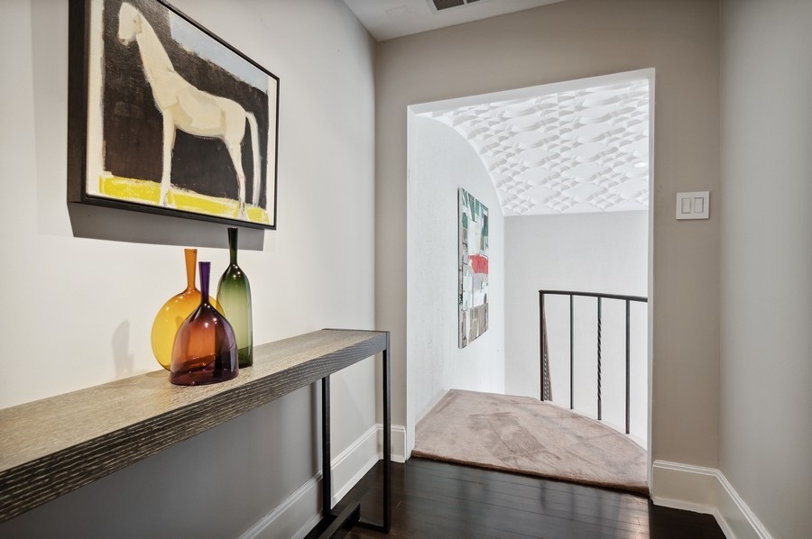 20 East Cedar Street, Unit 4D Chicago, IL 60611 - Photo 17 of 29 a view of hallway with a large mirror and a window