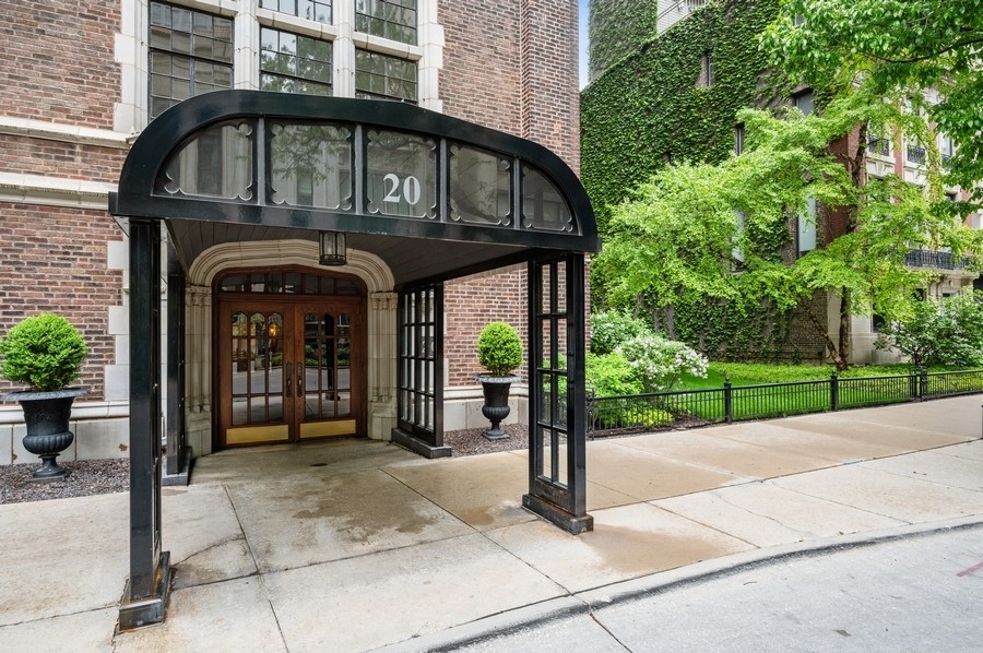 20 East Cedar Street, Unit 4D Chicago, IL 60611 - Photo 2 of 29 a front view of a building with garden