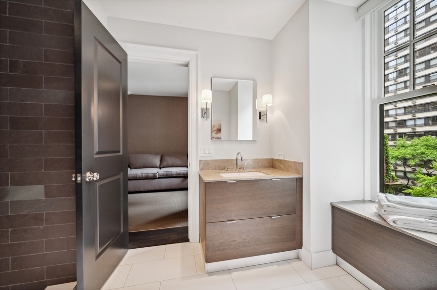 20 East Cedar Street, Unit 4D Chicago, IL 60611 - Photo 25 of 29 a bathroom with a tub shower and sink