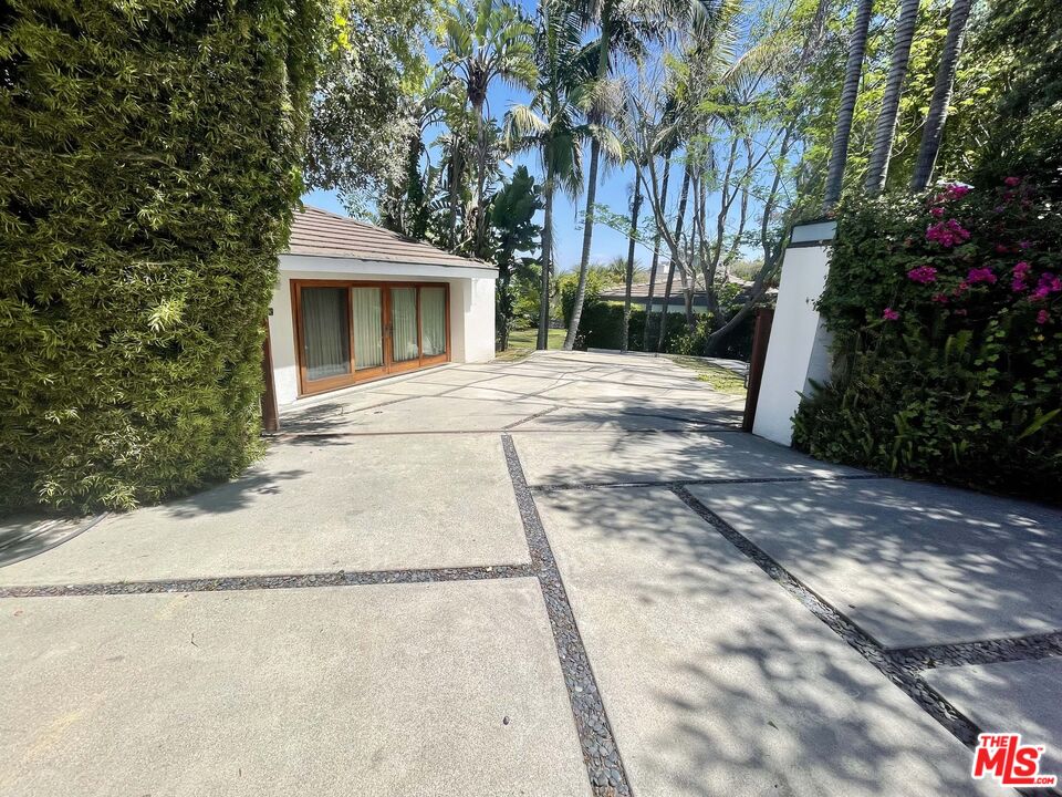 1000 Stradella Road Los Angeles, CA 90077 - Photo 28 of 29 a front view of a house with garden