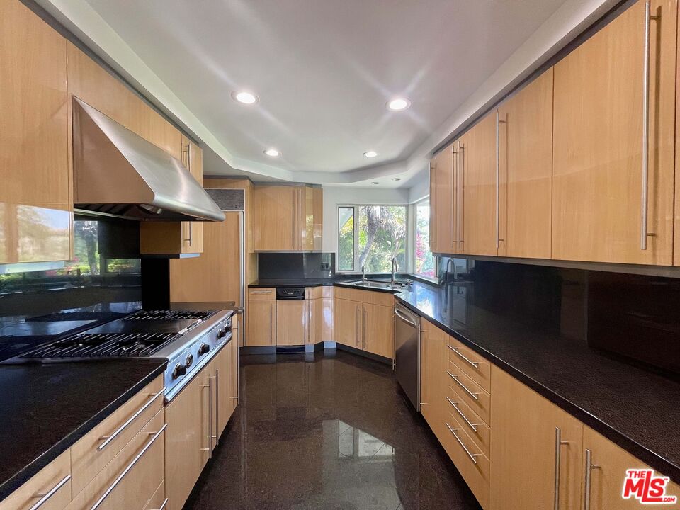 1000 Stradella Road Los Angeles, CA 90077 - Photo 6 of 29