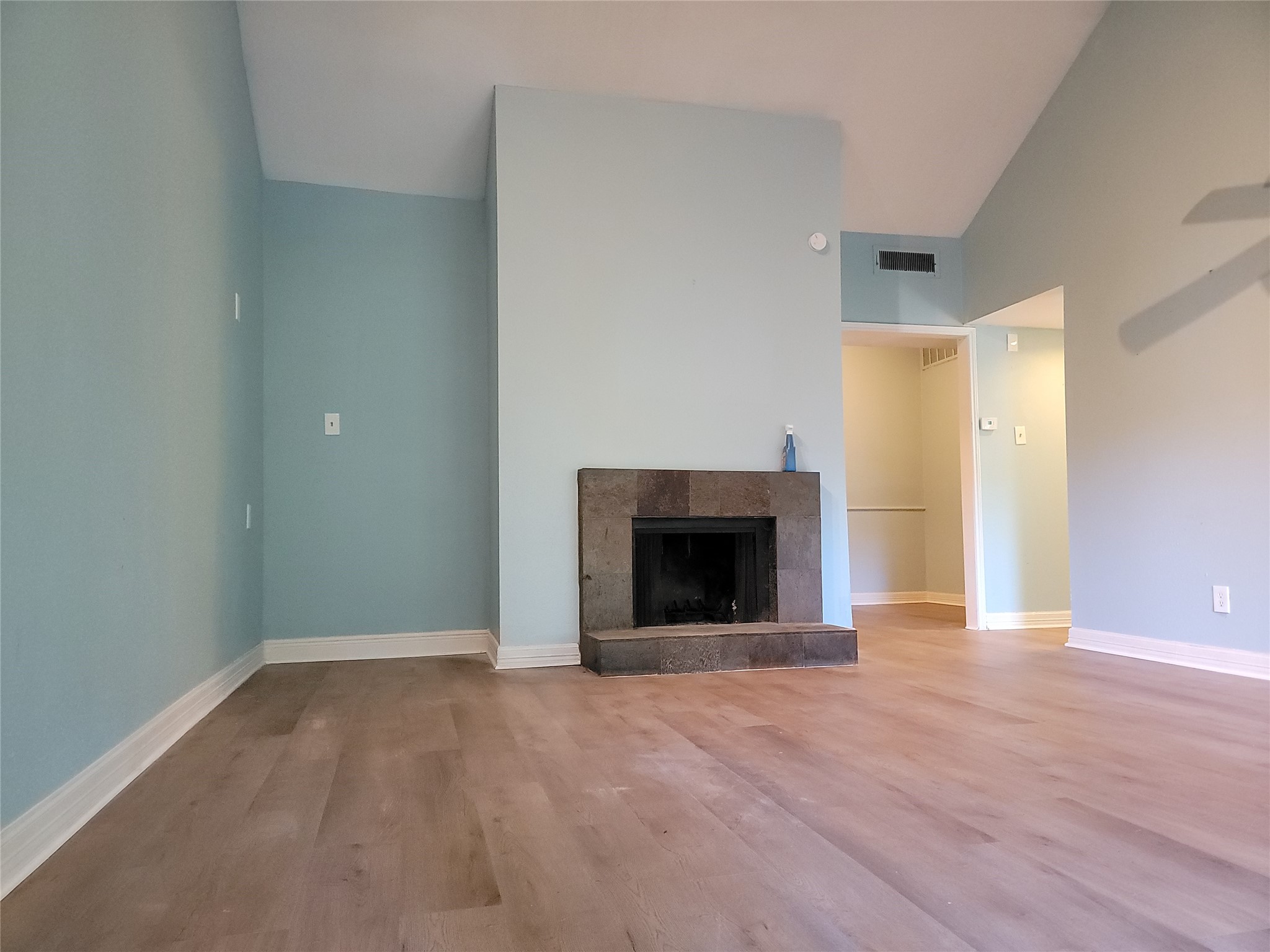 2100 Tanglewilde Street, Unit 600 Houston, TX 77063 - Photo 4 of 21 Living room
