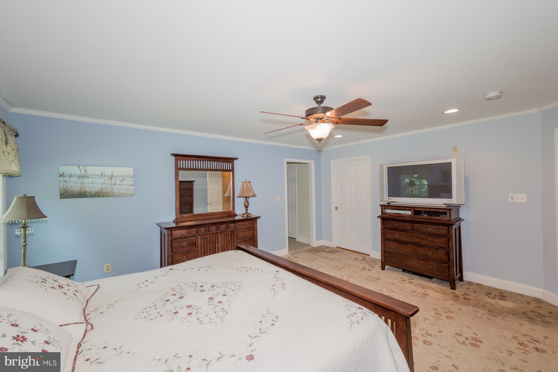 3896 View Top Road Ellicott City, MD 21042 - Photo 22 of 30 a bedroom with a bed and a dresser