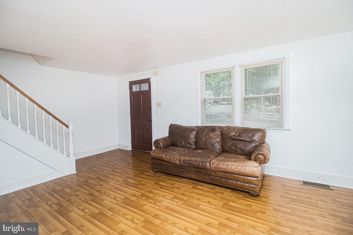 162 Maple Hill Road Wilmington, DE 19804 - Photo 3 of 18 Living Room
