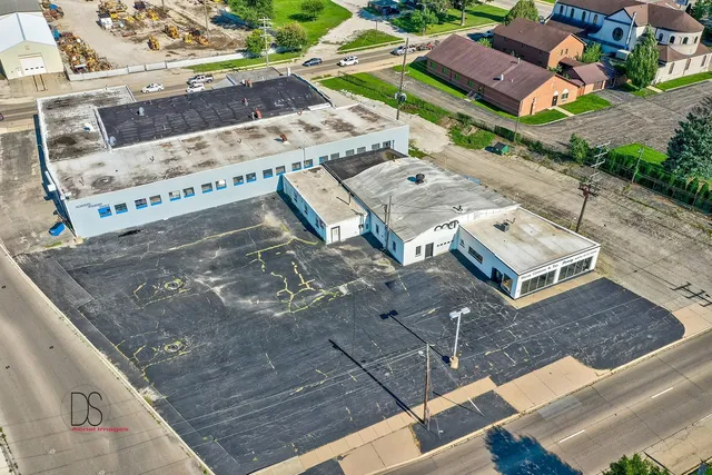 a view of a yard in front of the house