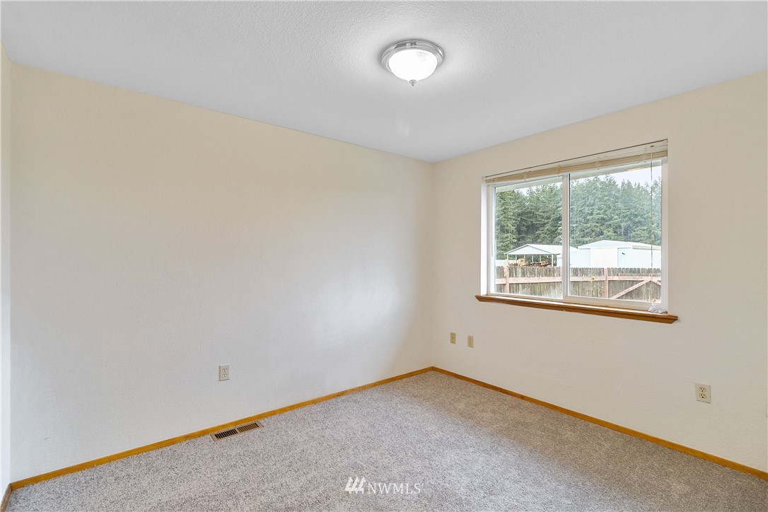 704 West Avery Road Winlock, WA 98596 - Photo 14 of 32 an empty room with a window