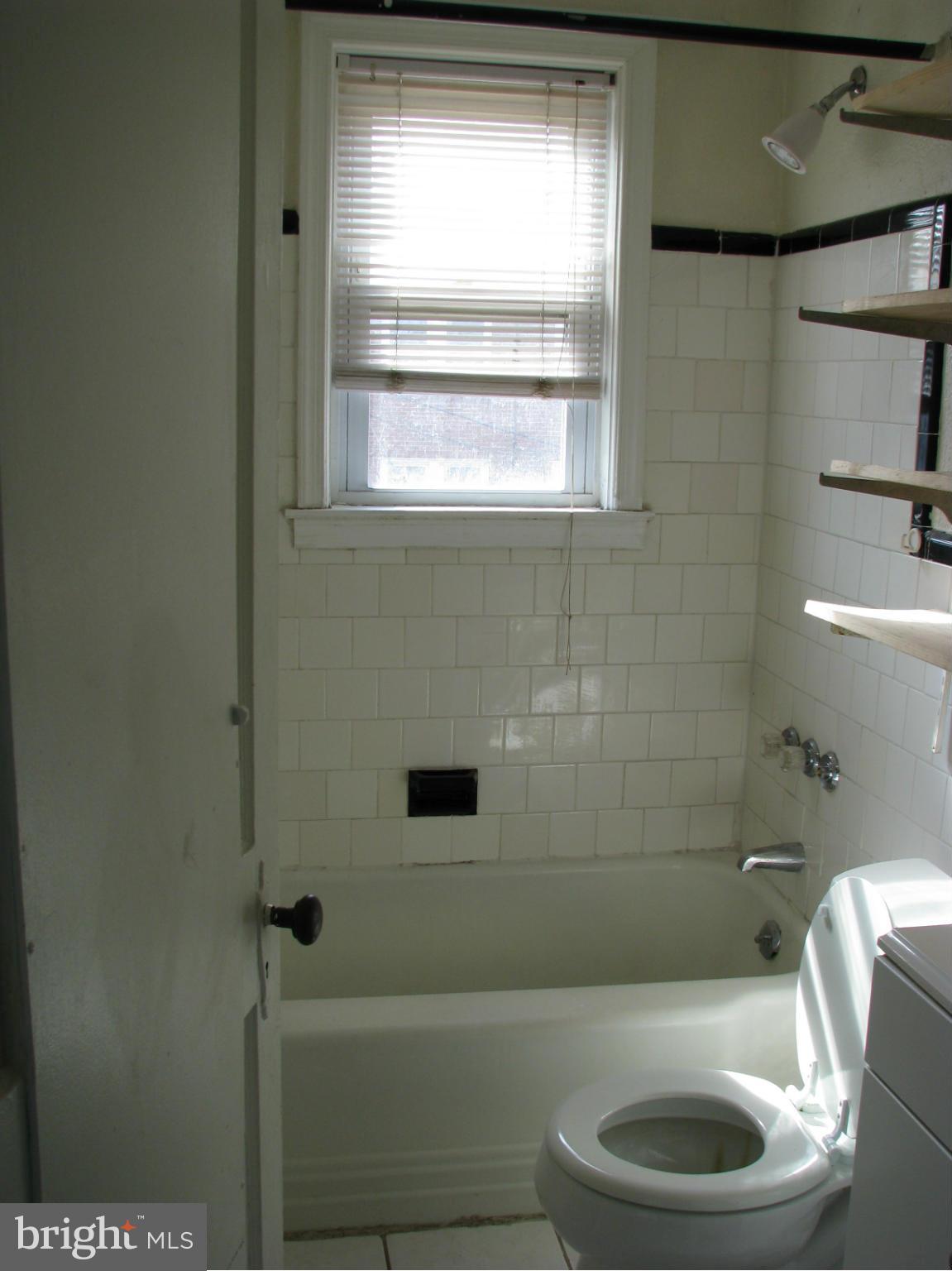 4001 Edgewood Road Baltimore, MD 21215 - Photo 13 of 16 Bath