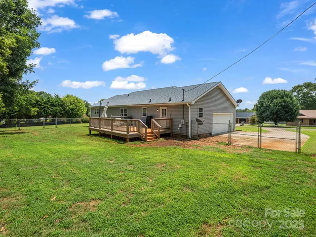 a front view of house with yard and entertaining space
