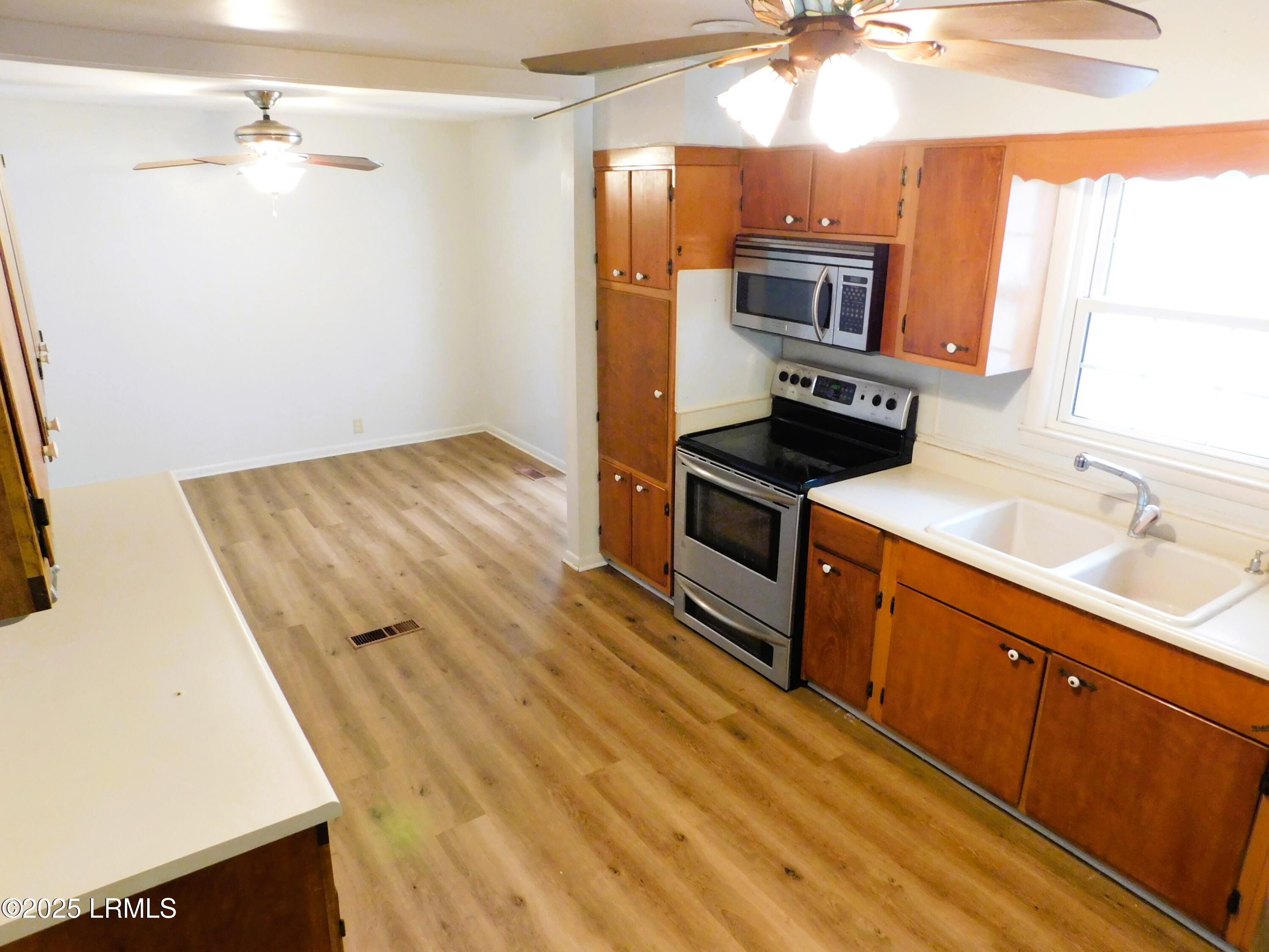 1507 Battery Creek Road Beaufort, SC 29902 - Photo 17 of 33 Kitchen - Dining