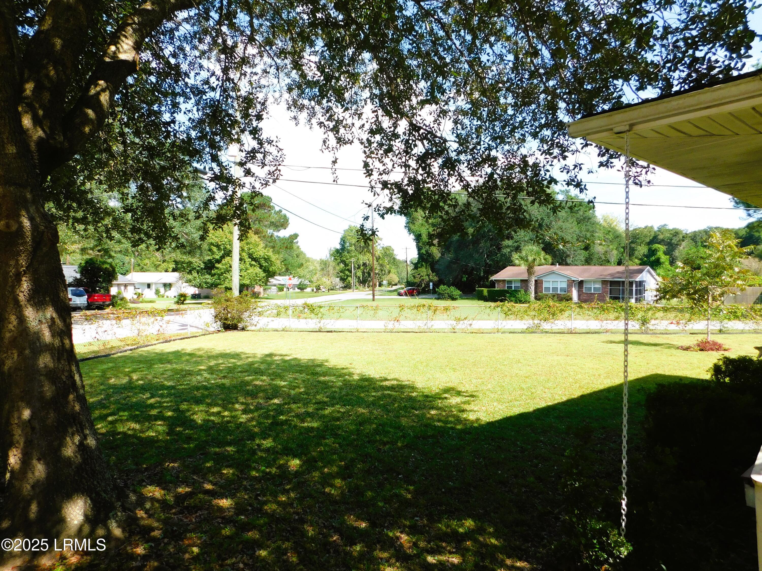 1507 Battery Creek Road Beaufort, SC 29902 - Photo 2 of 33 Front Yard