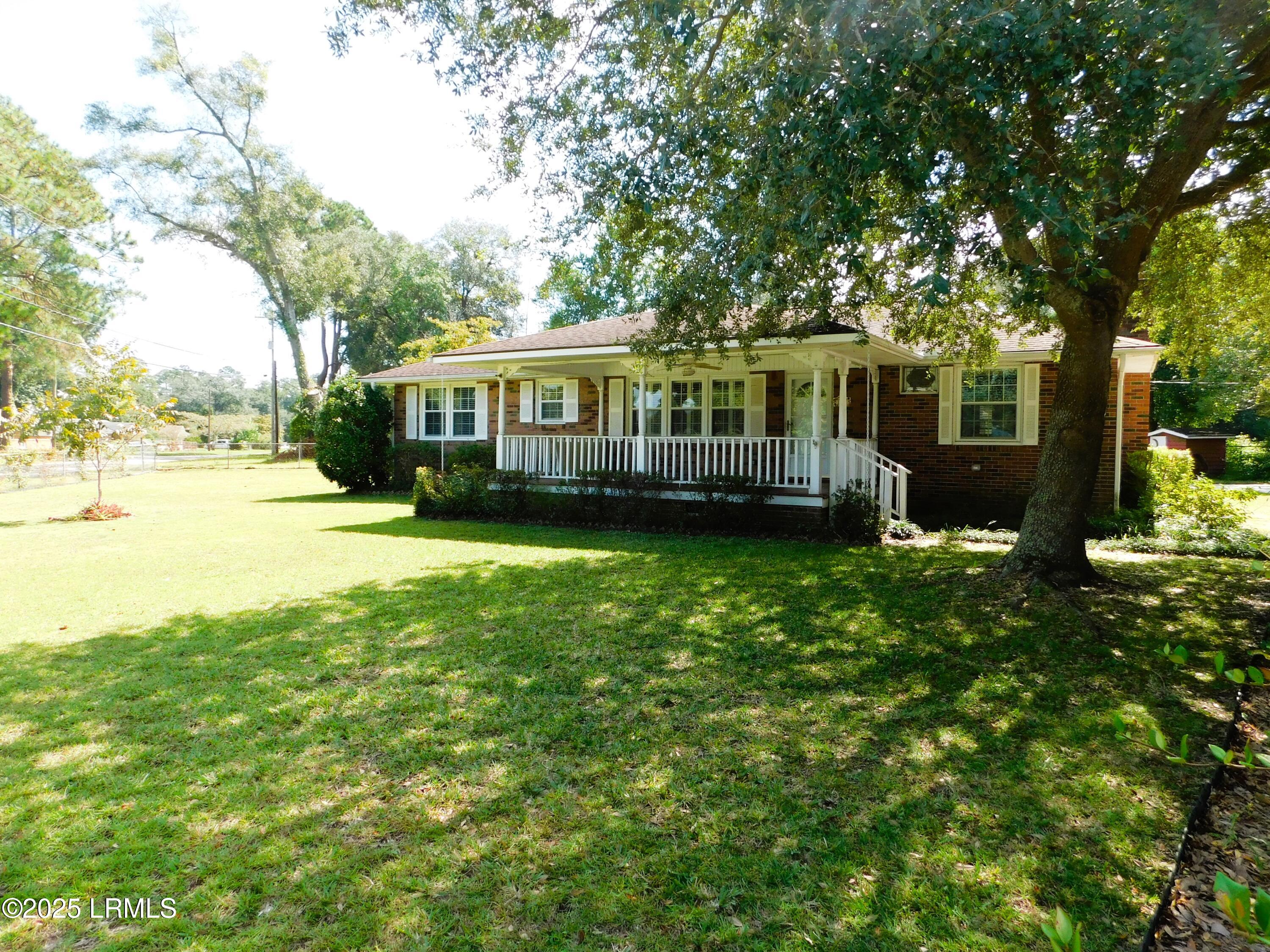 1507 Battery Creek Road Beaufort, SC 29902 - Photo 31 of 33 Front Yard