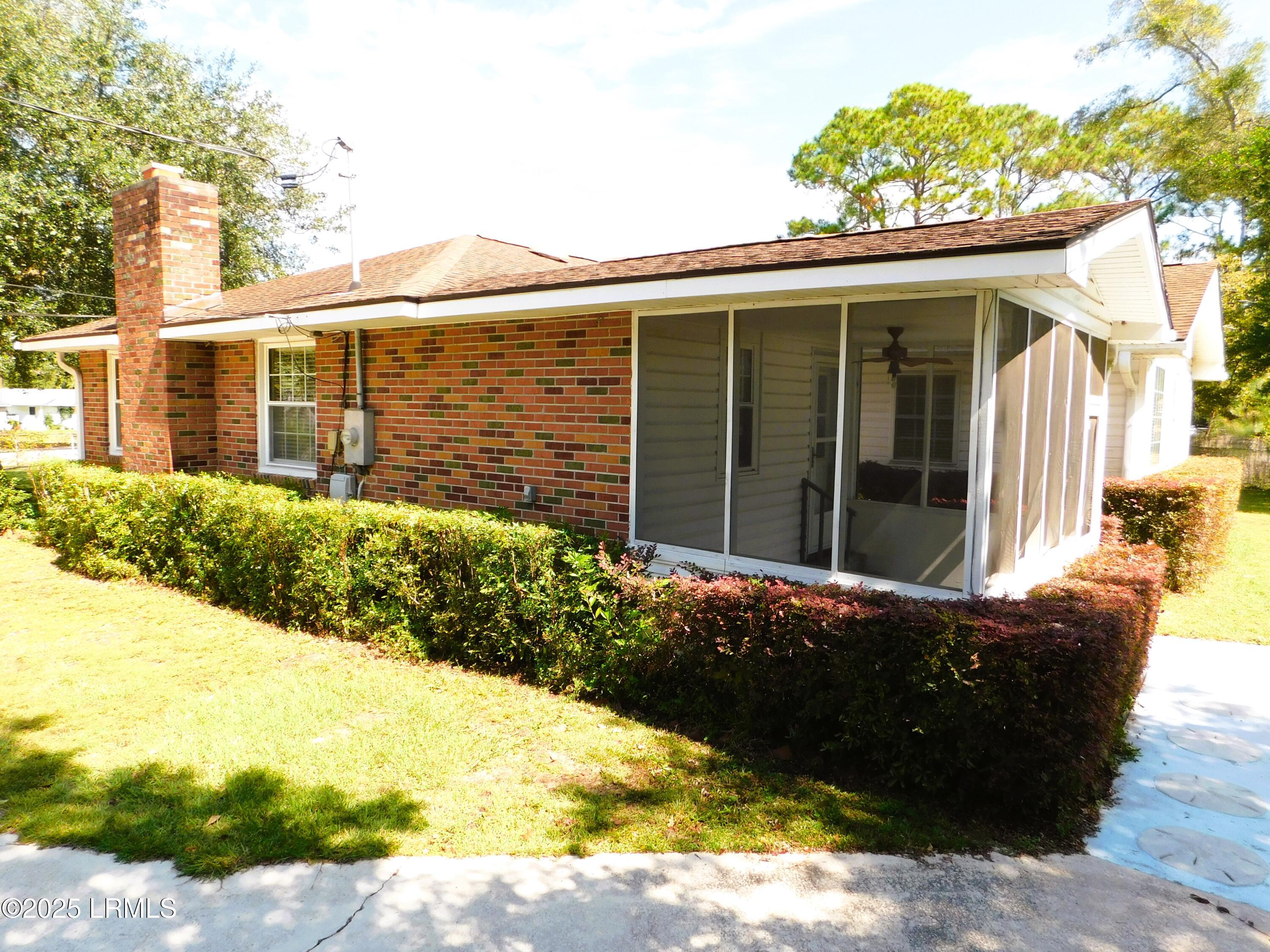 1507 Battery Creek Road Beaufort, SC 29902 - Photo 7 of 33 Right of Home