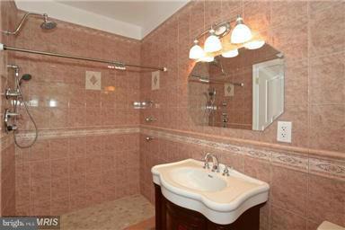 9122 Friars Road Bethesda, MD 20817 - Photo 14 of 30 Bath