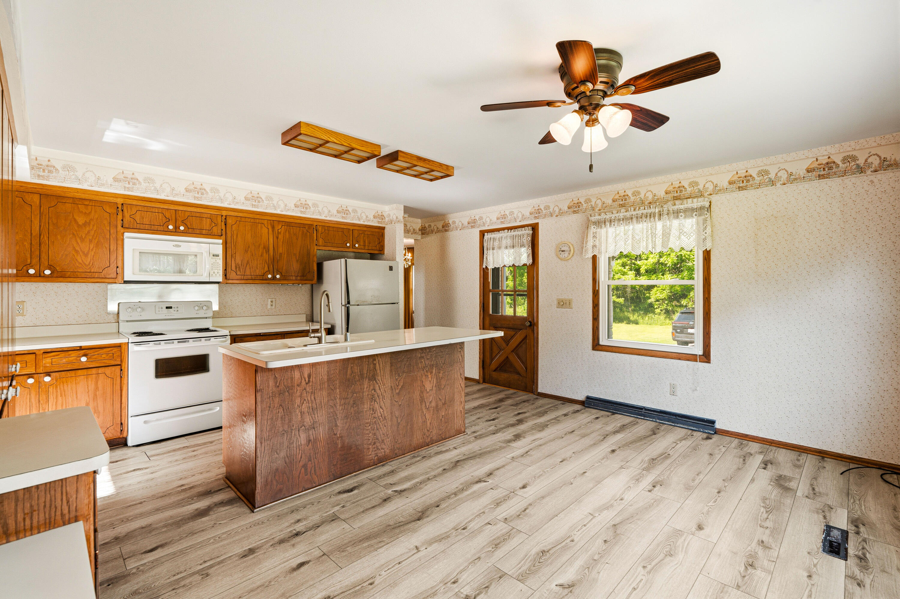 19272 West Coffee Road New Berlin, WI 53146 - Photo 11 of 49 Kitchen