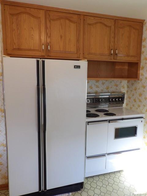 14841 Champaign Road Allen Park, MI 48101 - Photo 20 of 41 20. STOVE STAYS!