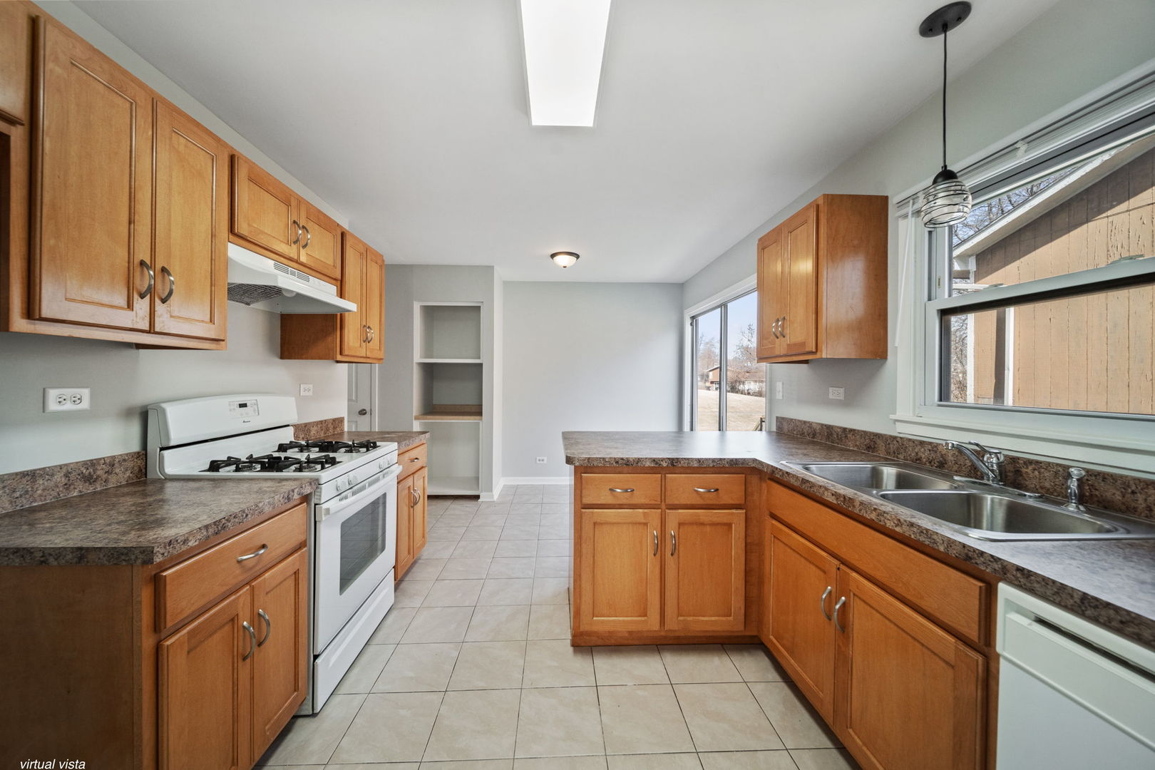 526 King Arthur Way Bolingbrook, IL 60440 - Photo 15 of 33