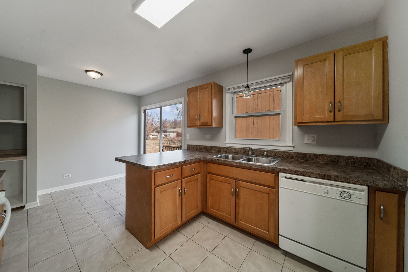 526 King Arthur Way Bolingbrook, IL 60440 - Photo 16 of 33