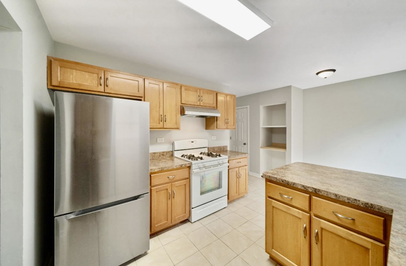 526 King Arthur Way Bolingbrook, IL 60440 - Photo 4 of 33