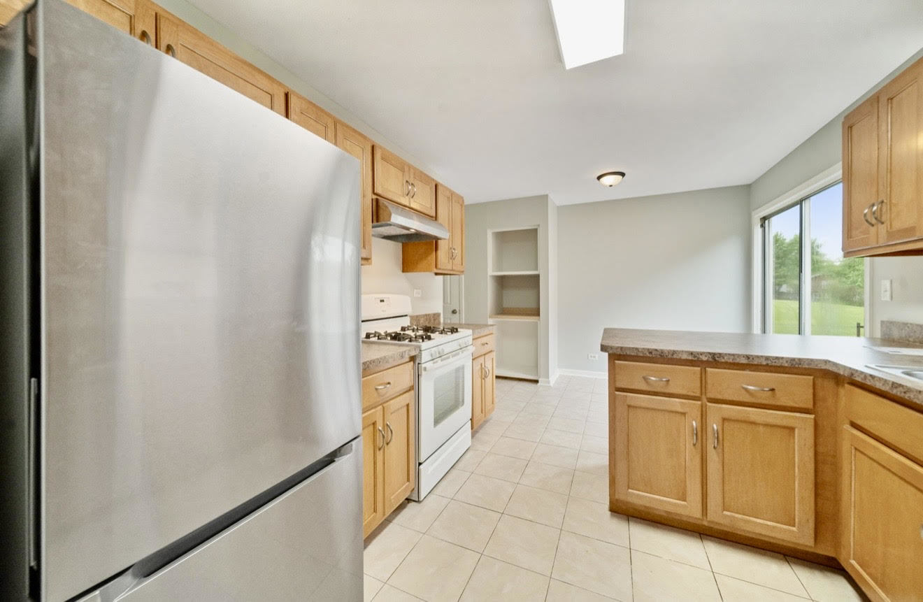 526 King Arthur Way Bolingbrook, IL 60440 - Photo 5 of 33
